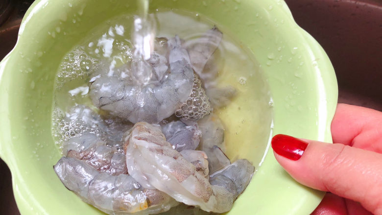 芦笋虾球,冲洗两遍,去掉杂质。