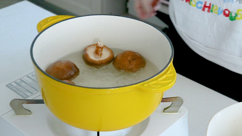 菜团子(少女心版),<a style='color:red;display:inline-block;' href='/shicai/ 230'>香菇</a>焯水