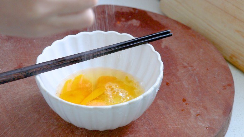 菜团子(少女心版),准备3个<a style='color:red;display:inline-block;' href='/shicai/ 9'>鸡蛋</a>,加入少量盐
