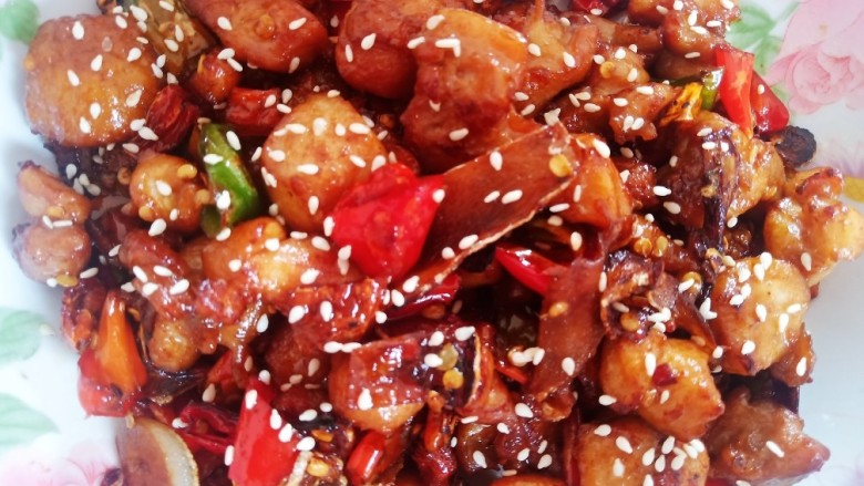 香辣鸡脆骨,加入鸡脆骨和适量食盐快速翻炒均匀,装盘后撒上<a style='color:red;display:inline-block;' href='/shicai/ 678'>白芝麻</a>即可。