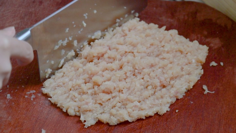 蔬菜鸡肉饼,再剁碎成馅,有料理机可以用料理机搅碎