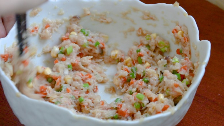 蔬菜鸡肉饼,搅拌均匀,上劲儿