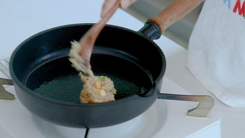 蔬菜鸡肉饼,鸡肉放入锅内