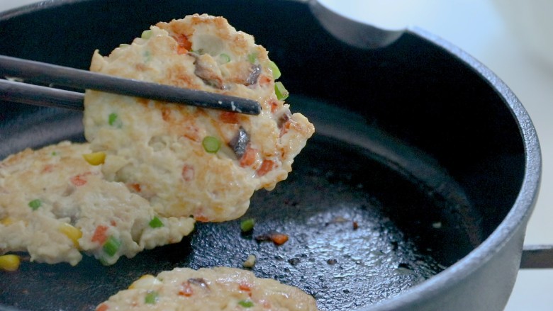 蔬菜鸡肉饼,煎至底面定型