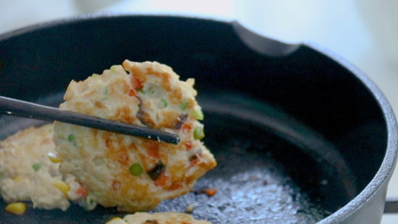 蔬菜鸡肉饼,翻面,两年都煎上色