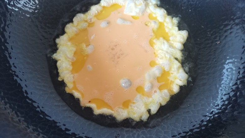鸡蛋火腿炒饭,另起锅倒入适量的油,倒入蛋液