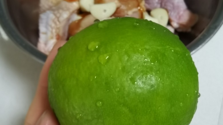 香烤翅根,准备一个青柠(柠檬)洗净备用