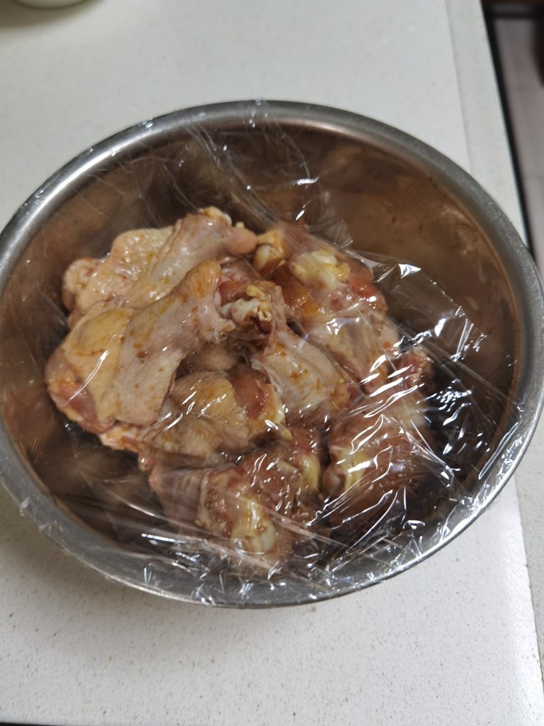 香烤翅根,盖上保鲜膜,放入冰箱冷藏数小时。