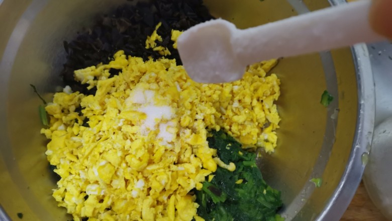 菜团子,再把菠菜,鸡蛋,木耳加入盆里,加入适量的盐调味