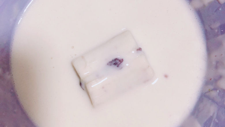 酥炸香蕉,将香蕉放入面糊中,裹上面糊。