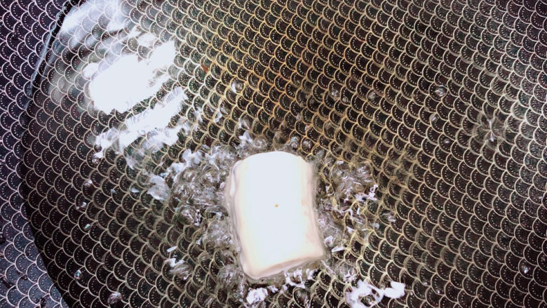 酥炸香蕉,锅中倒入油,加热至五成热,逐一下入香蕉。