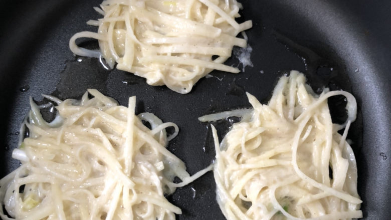 家常土豆饼,煎-锅中倒入适量油，将土豆丝面糊放入锅中煎，待饼可以推动就可以翻面了。