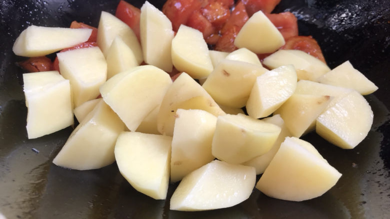西红柿土豆炖牛肉,放入土豆,中火煎炒