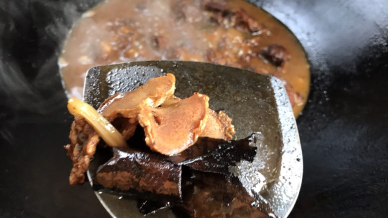 西红柿土豆炖牛肉,一小时后,把牛肉里的卤料和姜蒜片取出丢掉