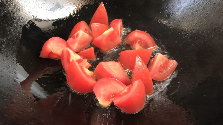 西红柿土豆炖牛肉,再起锅放少许油,放入西红柿炒出红油