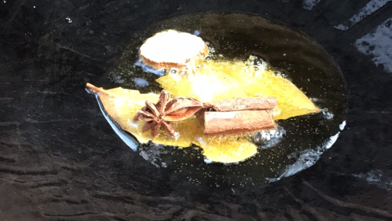 西红柿土豆炖牛肉,热锅放油,放入卤料炒香