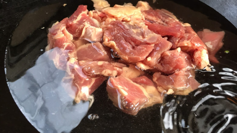 西红柿土豆炖牛肉,起锅烧水,冷水放入牛肉煮透