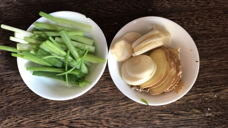 西红柿土豆炖牛肉,备好葱段、蒜片和姜片