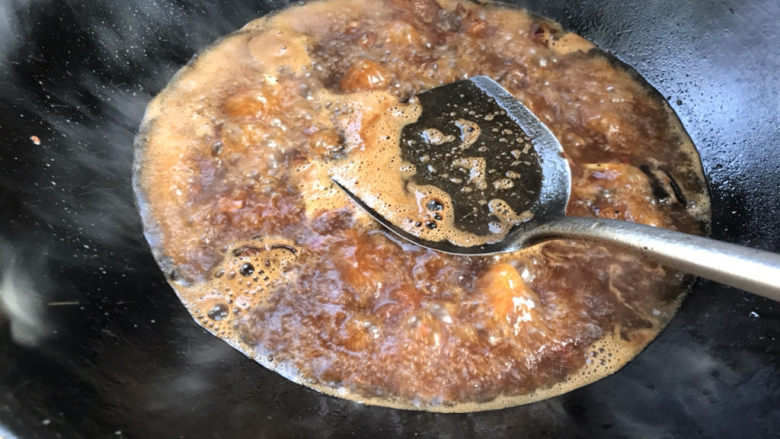 西红柿土豆炖牛肉,大火煮沸后撇去浮沫,关小火炖1小时以上