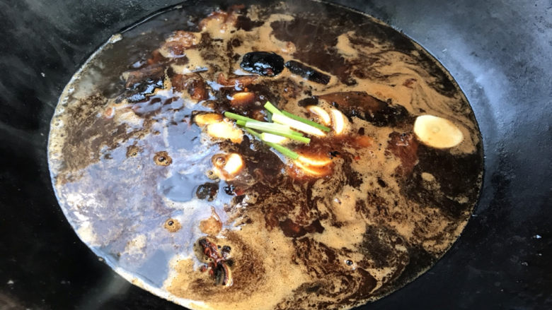 西红柿土豆炖牛肉,加入多点的清水,加入少许葱段,姜片和蒜片