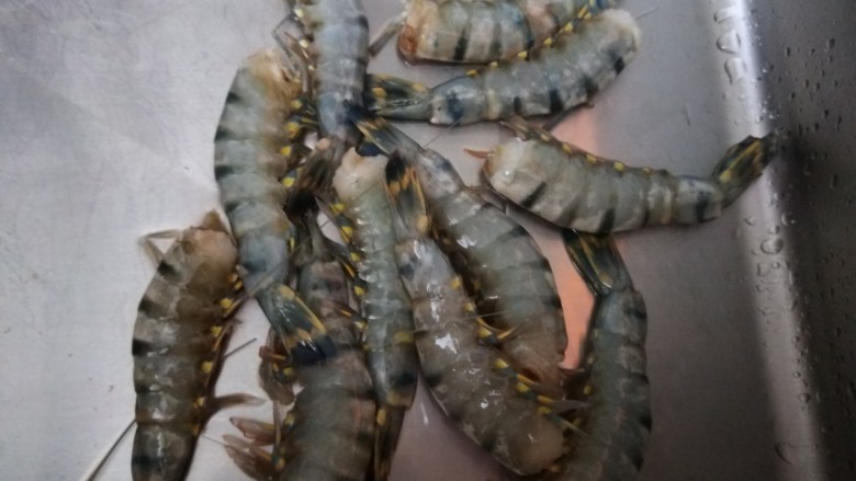 芦笋虾球,然后将虾头,虾尾剪去