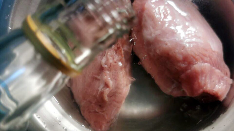 叉烧里脊肉,猪肉放入盆中,加入盐水及<a style='color:red;display:inline-block;' href='/shicai/ 900'>白酒</a>
