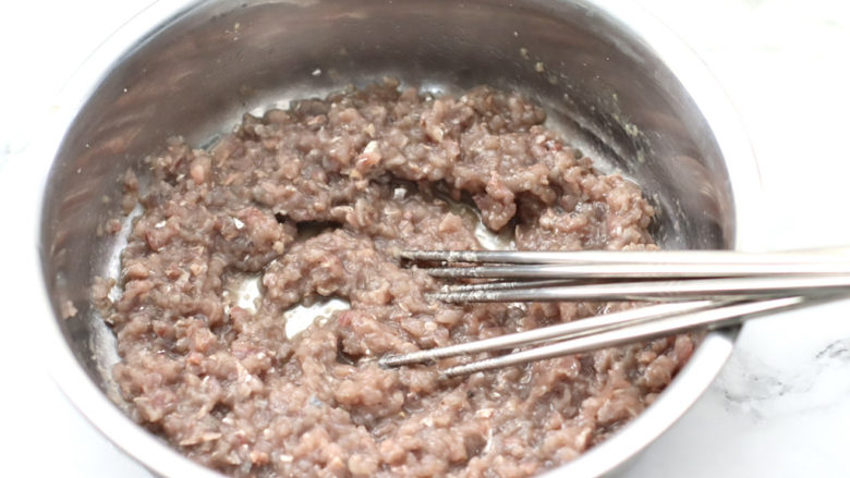 青菜鱼丸汤,顺时针方向搅打上劲,记得要多搅打一段时间,这样做出来的鱼丸才好吃。
