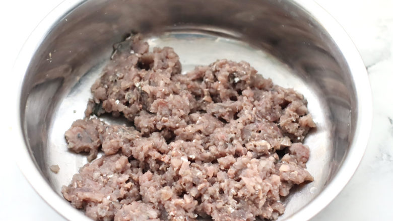 青菜鱼丸汤,片好的鱼肉,用刀剁成鱼泥,放入盆中。