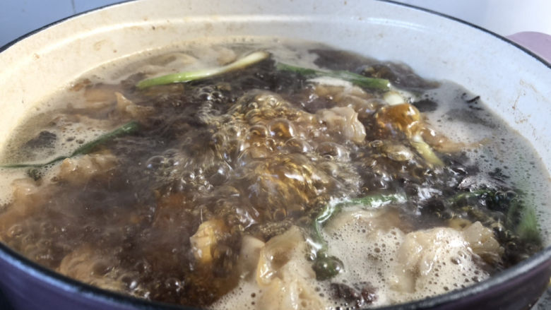 西红柿土豆炖牛肉,加入适量的水大火烧开小火慢炖1小时