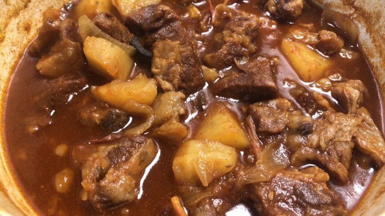 西红柿土豆炖牛肉,最后加少许的盐即可出锅,喜欢颜色红润的,可以加1勺<a style='color:red;display:inline-block;' href='/shicai/ 83223'>番茄膏</a>