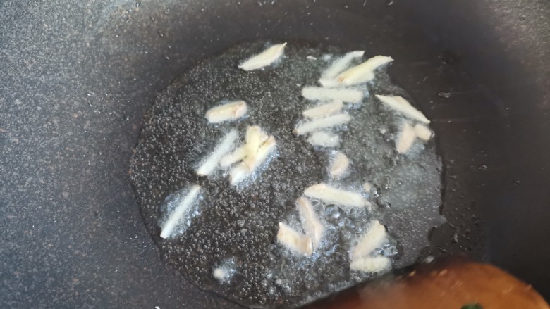 葱爆猪肝,起锅烧油,下入姜丝炸香