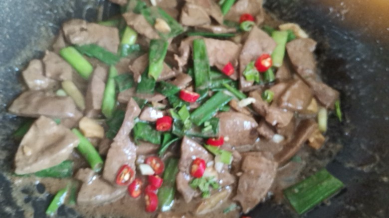 葱爆猪肝,翻炒均匀加入小米辣,即可出锅