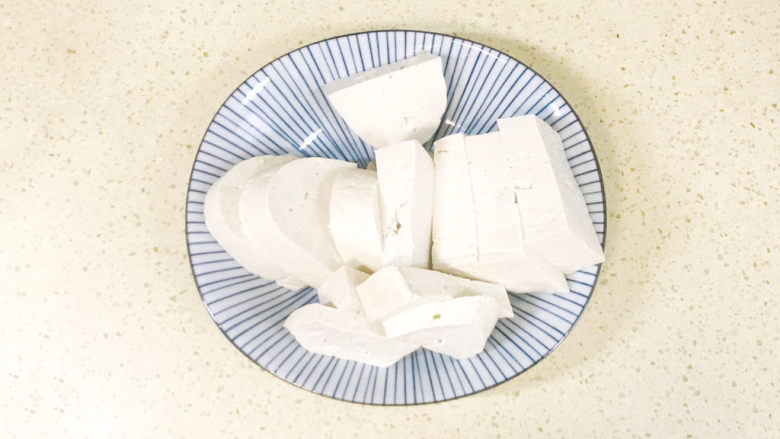干煸豆腐,老豆腐洗净,切成方块