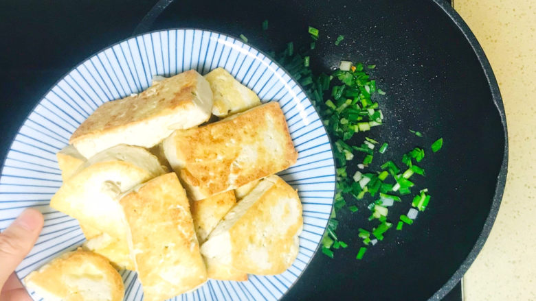 干煸豆腐,煸炒出葱香，加入豆腐块