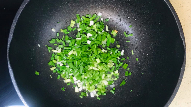 干煸豆腐,锅里不需要再加油,加入葱花