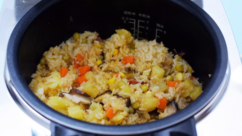 什锦香肠焖饭,煮好后拌匀即可食用