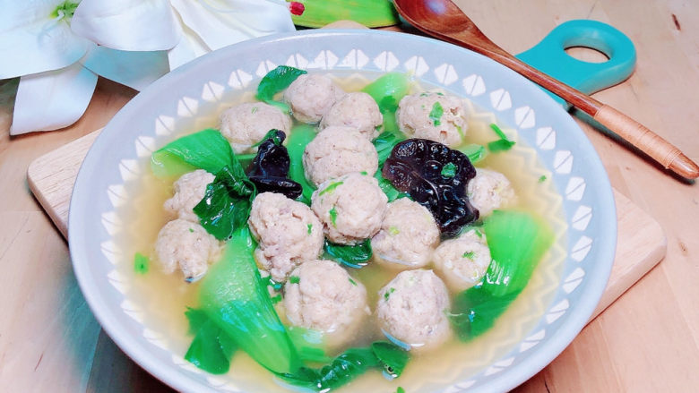 青菜鱼丸汤,鲜嫩Q弹的青菜鱼丸汤就上桌了。