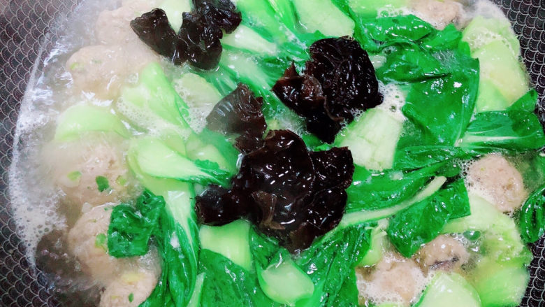青菜鱼丸汤,放入油菜、也可以放少许<a style='color:red;display:inline-block;' href='/shicai/ 233'>木耳</a>,煮2分钟。