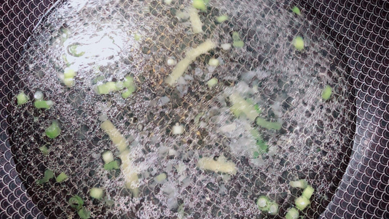 青菜鱼丸汤,倒入水,烧开锅。