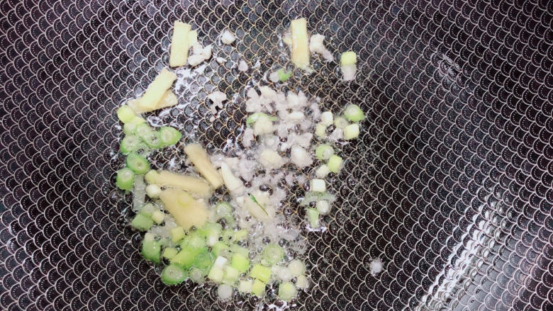 青菜鱼丸汤,锅中倒入油,加热至五成热,放入葱姜蒜爆香。