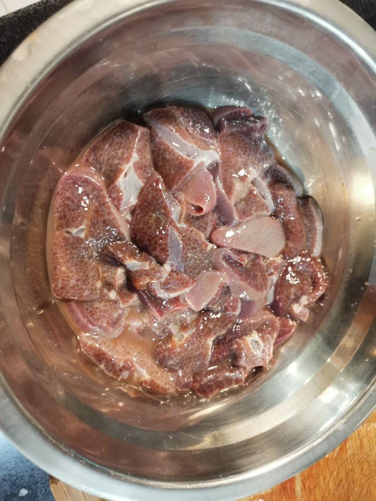 葱爆猪肝,切片,多洗几遍