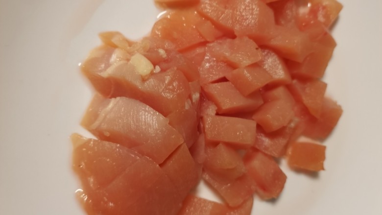 蔬菜鸡肉饼,鸡肉切小块。