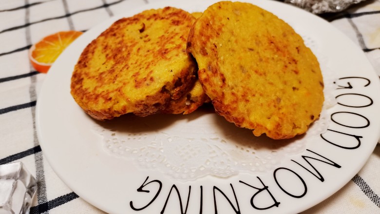 蔬菜鸡肉饼,另外一面也微黄。就熟了。