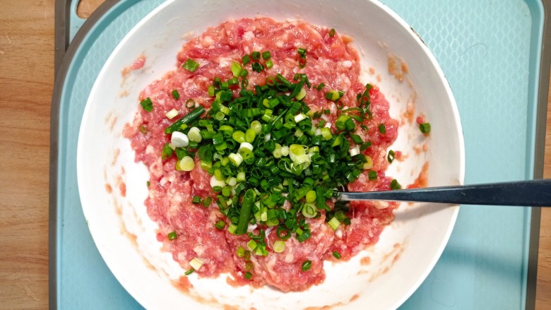 韭菜肉锅贴,放入香葱,继续搅拌