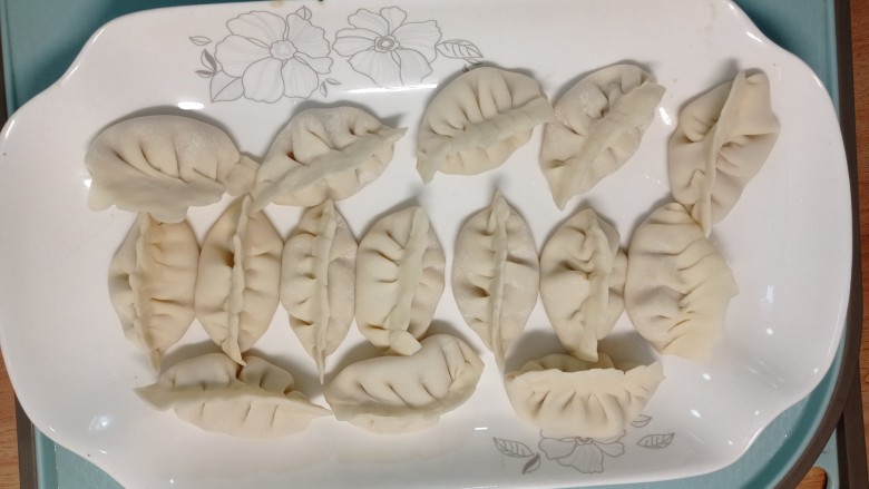 酥炸香蕉,包好的,放入碗中