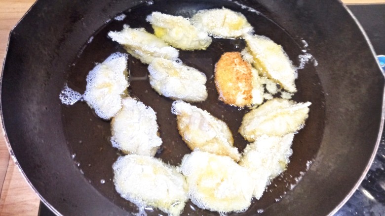 酥炸香蕉,放入油锅煎炸,煎炸至两面金黄,捞出几颗