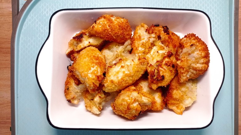 酥炸香蕉,炸好的香蕉饺子,放入碗中