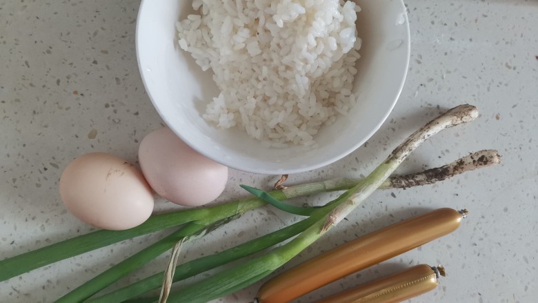 鸡蛋火腿炒饭,准备食材备用