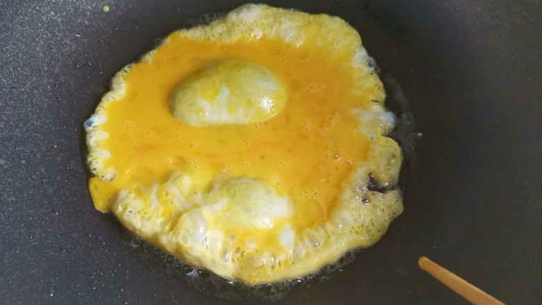 鸡蛋火腿炒饭,起锅烧油,倒入鸡蛋液炒散
