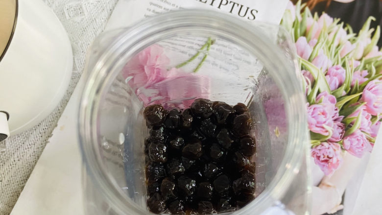 在家也能做出巨好喝的珍珠奶茶,利用煮奶茶的时间,将<a style='color:red;display:inline-block;' href='/shicai/ 6974'>黑糖珍珠</a>煮熟,放入杯子中